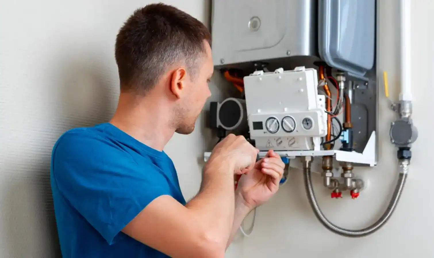 Installateur behebt die Störung an einer geöffneten Gastherme